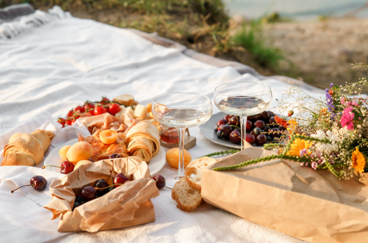 Elevate Your Wine AND Dine Experience: Outdoor Essentials for Every Occasion