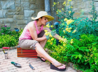 MOREWELL 3-in-1 Foldable Garden Kneeler & Seat a lady is sitting on it while gardening
